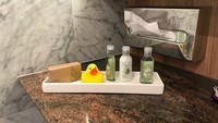 Kejutan unik di kamar hotel ini berupa rubber ducky alias mainan bebek karet. Mungkin minat berendam ditemani si bebek? (Foto: via Boredpanda)