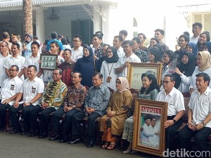 Hari Terakhir Berdinas, JK Foto Bareng Paspampres-Karyawan Setwapres