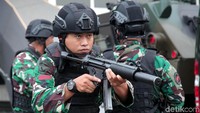 Pasukan Pengamanan Presiden (Paspampres) saat melakukan geladi pengamanan di gedung DPR, Jumat (18/10/2019).