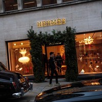 Merek tas mewah yang satu ini tampaknya tak asing lagi di telinga fashionista Indonesia. Tapi sudahkah Anda melafalkannya dengan benar? Her tidak dibaca her, melainkan eyr seperti air di bahasa Inggris. Sedangkan mes dibaca dengan z. Hermes = eyr-mez. Jadi, bukan erMEh. (Foto: Getty Images)