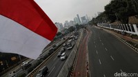 Bus TrasJakarta pun terdampak, sehingga terjadi pengalihan rute.