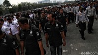 Sebanyak 2.300 pasukan gabungan yang terdiri dari TNI, Polri dan anggota ormas lainnya ikut dalam apel ini.