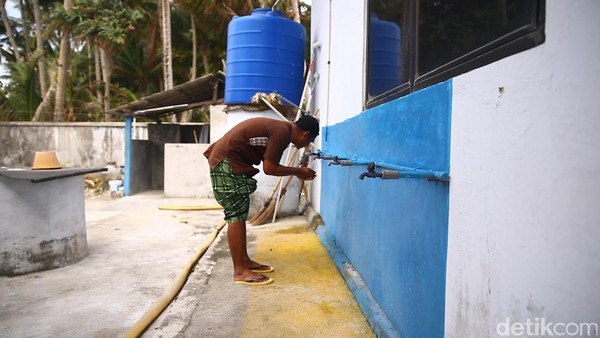 Pukul 12.00 Wita salat Jumat berlangsung. Umat muslim yang kebanyakan adalah TNI bergiliran untuk wudu dan salat. (detikcom) Pukul 12.00 Wita salat Jumat berlangsung. Umat muslim yang kebanyakan adalah TNI bergiliran untuk wudu dan salat. (detikcom)