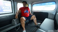 Seperti ini penampakan di kursi penumpang angkot ber-AC yang melayani rute Tanah Abang-Kota.