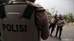 Aksi Personel Polisi Saat Jaga Gedung DPR
