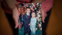 Dalam foto tersebut terlihat Hala sedang berpose bersama kakaknya.