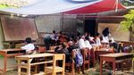 Sekolah Direnovasi, Siswa SD Karawang Belajar di Bawah Terpal