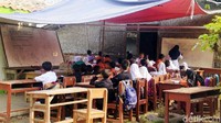 Siswa-siswi SDN Malangsari 2, Desa Malangsari, Kecamatan Pedes, Kabupaten Karawang, Jawa Barat, belajar di bawah tenda, Jumat (17/10/2019).