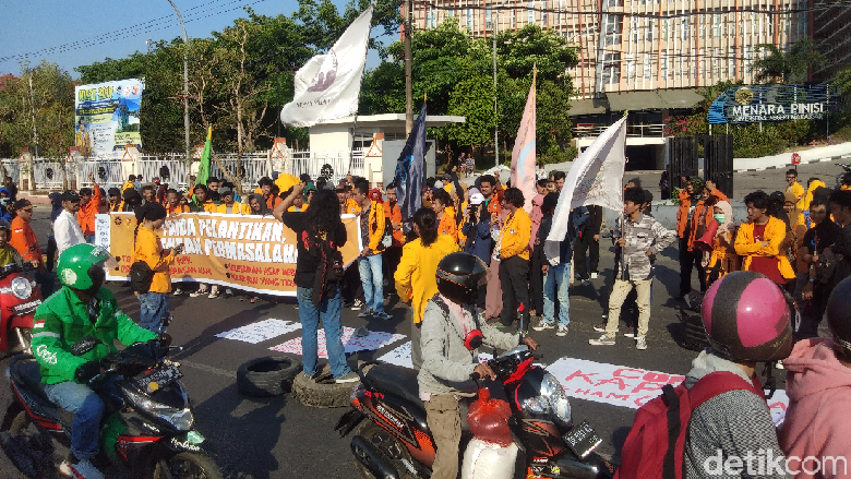 Mahasiswa Makassar Turun ke Jalan Tuntut Jokowi Terbitkan Perppu KPK Mahasiswa Makassar Turun ke Jalan Tuntut Jokowi Terbitkan Perppu KPK