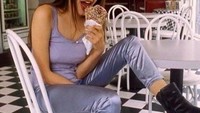 Nyaam! Jolie muda di tahun 1994 tak ragu melahap pastry ukuran besar. Saat itu penampilan Jolie sudah hits dengan sepatu boots. Foto: Instagram