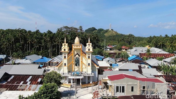Miangas, jadi pulau perbatasan di Utara Indonesia. Karena berada dalam asuhan Portugis dan Filipina sejak dulu, pulau ini memiliki penduduk dengan agama mayoritas kristen. (detikcom) Miangas, jadi pulau perbatasan di Utara Indonesia. Karena berada dalam asuhan Portugis dan Filipina sejak dulu, pulau ini memiliki penduduk dengan agama mayoritas kristen. (detikcom)