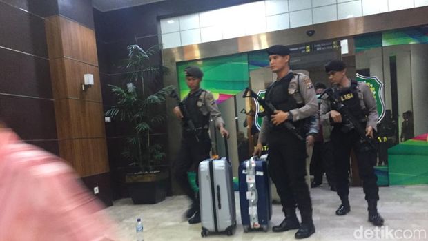 Tim KPK usai menggeledah kantor Wali Kota Medan, Jumat (18/10/2019)