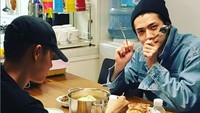 Dengan panci di tengah-tengah meja, Sehun nampak asyik makan nasi dan lauk sambil ditemani temanya. Foto: Instagram @oohsehun