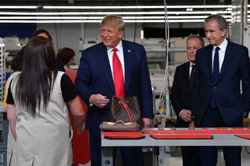 Presiden Trump di Pabrik Louis Vuitton (FromR) Chief Executive of LVMH (Louis Vuitton Moet Hennessy) Bernard Arnault, CEO of Louis Vuitton Michael Burke and US President Donald Trump visit the new Louis Vuitton factory in Alvarado (40 miles south of Fort Worth), Johnson County, Texas on October 17, 2019. - A workshop of the French brand Louis Vuitton will be inaugurated in Texas by Donald Trump, in the presence of Bernard Arnault, CEO of LVMH, who had indicated to the American President in 2017 that he was ready to invest more in the United States. (Photo by Nicholas Kamm / AFP)