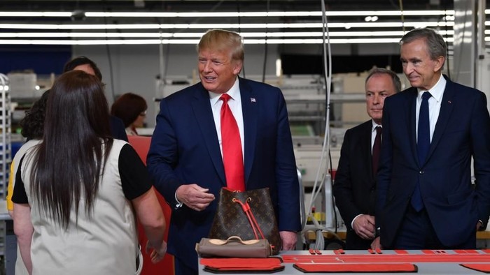 Presiden Trump di Pabrik Louis Vuitton (FromR) Chief Executive of LVMH (Louis Vuitton Moet Hennessy) Bernard Arnault, CEO of Louis Vuitton Michael Burke and US President Donald Trump visit the new Louis Vuitton factory in Alvarado (40 miles south of Fort Worth), Johnson County, Texas on October 17, 2019. - A workshop of the French brand Louis Vuitton will be inaugurated in Texas by Donald Trump, in the presence of Bernard Arnault, CEO of LVMH, who had indicated to the American President in 2017 that he was ready to invest more in the United States. (Photo by Nicholas Kamm / AFP)
