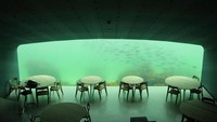 Tertarik merasakan pengalaman santap yang berbeda dengan biasanya, cobalah datang ke restoran ini. Siapkan nyali yang besar sebelum mulai memasuki lorong pemisah antara dunia darat dan laut. Foto: instagram @underlindesnes