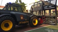 Jelang pelantikan presiden dan wakil presiden, Sat Sabhara Polrestabes Surabaya mendatangkan sebuah kendaraan taktis penghalau massa.