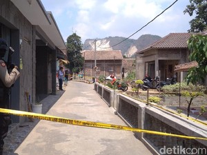 Densus 88 Amankan Terduga Teroris di Bandung, Rumahnya di Cirebon Digeledah