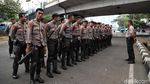 Aksi Personel Polisi Saat Jaga Gedung DPR