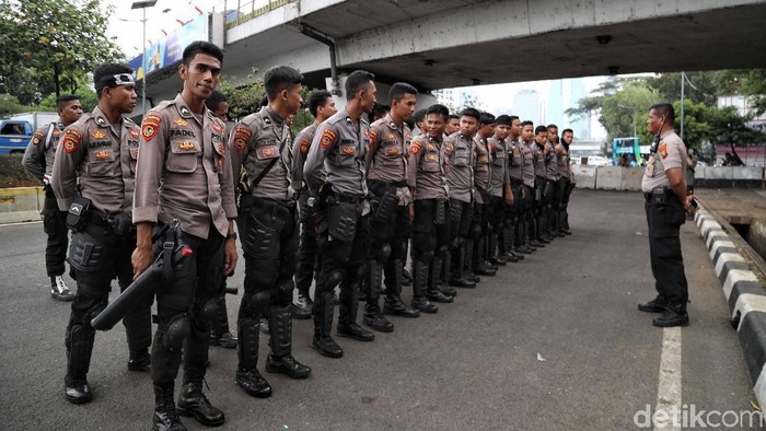 Personel kepolisian dari Sabhara dan Brimob bersiaga di depan Gedung DPR. Jelang pelantikan presiden, penjagaan gedung DPR diperkatat.