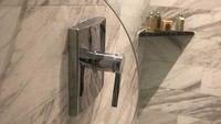 Pernah ingin sekadar menyalakan keran pancur tanpa perlu masuk ke shower? Begini kreasi sebuah hotel. (Foto: via Boredpanda)