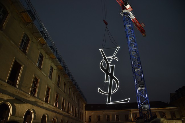 YSL merupakan singkatan dari nama desainer sekaligus label Yves Saint Laurent. Agak bingung melafalkannya? Huruf ‘Y’ dibaca ‘e’ dalam bahasa Inggris menjadi ‘Eve-san-lau-ron’. (Foto: Getty Images)