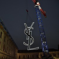 YSL merupakan singkatan dari nama desainer sekaligus label Yves Saint Laurent. Agak bingung melafalkannya? Huruf ‘Y’ dibaca ‘e’ dalam bahasa Inggris menjadi ‘Eve-san-lau-ron’. (Foto: Getty Images)