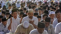 Sejumlah pelajar juga nampak turut melaksanakan salat minta hujan di Lapangan Bumi Gora Kantor Gubernur NTB di Mataram.