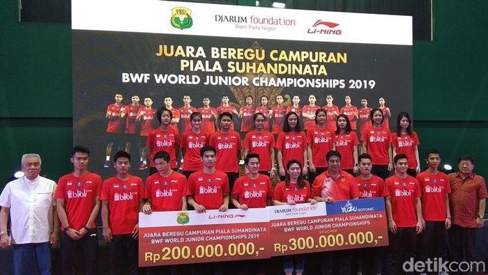 Tim U-19 yang memenangi Kejuaraan Dunia Bulutangkis Junior mendapat bonus Rp 500 juta (Eko Susanto/detikSport) Tim U-19 yang memenangi Kejuaraan Dunia Bulutangkis Junior mendapat bonus Rp 500 juta (Eko Susanto/detikSport)