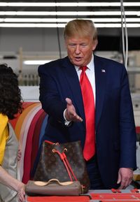 Presiden Trump Diejek karena Salah Ucap Louis Vuitton di Pabriknya
