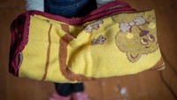 Ketika melarikan diri dari ledakan bom, Nour membungkus dirinya dalam selimut tersebut. Terkadang hal itu membuatnya sedih namun, Nour juga mera aman.