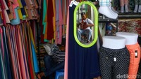 Beragam produk, mulai dari pakaian orang dewasa, kerudung, aksesoris, hingga pakaian anak-anak dapat ditemukan di kawasan tersebut.