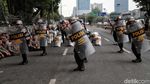Aksi Personel Polisi Saat Jaga Gedung DPR