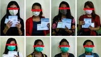 Sejumlah wanita pekerja seks (WPS) menunjukkan dana bantuan sosial berupa buku tabungan seusai penutupan lokalisasi Sunan Kuning Semarang.