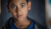 Omar, 11 tahun, kehilangan kedua saudara laki-lakinya dalam konflik Suriah. Salah satu saudaranya memberikannya boneka beruang untuk disimpan dan terus dijaga.