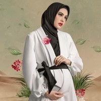 Kartika Putri bergaya monokrom dengan tampilan hitam putih di pemotretan kehamilannya. Kartika mengenakan hijab hitam dan dres putih rancangan dari Tommy Panca Murti. Kartika Putri kali ini tampak berbeda karena tidak mengenakan hijab syar’i seperti gayanya sehari-hari. Foto: instagram @kartikaputriworld