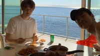 Aktor sekaligus member dari boyband Kpop Exo, Sehun ternyata suka menghabiskan waktu bersama teman dengan kulineran. Di foto ini ia dan temannya menikmati mie dengan pemandangan laut di Los Angeles. Foto: Instagram @oohsehun