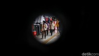 Berbagai produk seperti pakaian hingga aksesoris yang dijajakan para pedagang di Skybridge Tanah Abang pun tak jarang membuat para pembeli berhenti sejenak untuk melihat-lihat maupun berbelanja.