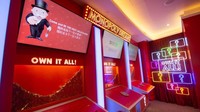 Nah, keseruan utama dari tempat ini adalah Fortune Board atau Papan Keberuntungan dimana pengunjung bisa memutar roda untuk memenangkan berbagai hadiah cuma-cuma mulai dari kupon makanan, tiket pesawat kelas bisnis, hingga token 1 kg emas murni. (monopolydreams.com)
