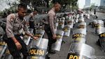Aksi Personel Polisi Saat Jaga Gedung DPR