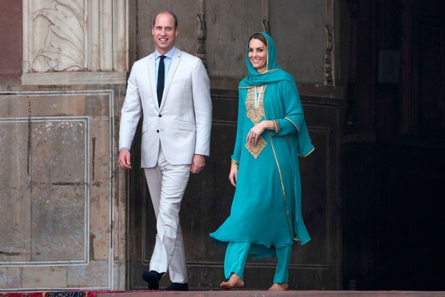 Desainer Maheen Khan adalah orang di balik beberapa busana cantik yang dikenakan Duchess of Cambridge selama di Pakistan, termasuk setelan busana toska ini. Ia sudah berkecimpung di dunia fashion sejak 1972. Foto: Owen Humphreys - Pool/Getty Images