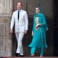 Desainer Maheen Khan adalah orang di balik beberapa busana cantik yang dikenakan Duchess of Cambridge selama di Pakistan, termasuk setelan busana toska ini. Ia sudah berkecimpung di dunia fashion sejak 1972. Foto: Owen Humphreys - Pool/Getty Images