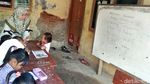 Sekolah Direnovasi, Siswa SD Karawang Belajar di Bawah Terpal