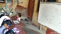 Situasi belajar mengajar berlangsung riuh. Suara tiga orang guru terdengar sahut menyahut. Puluhan siswa dari kelas satu hingga kelas tiga terdengar bising namun ceria.