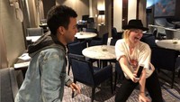 Elle Fanning juga suka mendukung teman sesama artis dengan mempromosikan film terbaru temannya. Seperti saat ia berfoto bersama Justice Smith di sebuah restoran dan menuliskan caption Ayo lihat film terbaru dari pria bertalenta ini,. Foto: Instagram @ellefanning