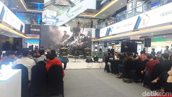 Para gamer takjub merasakan sensasi bermain game online dengan Oppo Reno2 F. Dia merasa tak ada hambatan atau hang saat bermain menggunakan Oppo Reno2 F. (Hilda Meilisa Rinanda/detikcom)