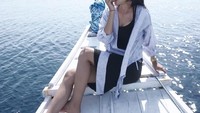 Di tengah laut, Eriska pilih awali hari dengan makan apel. Pemandangannya bikin salah fokus ya? Foto: Instagram eriskanakesya