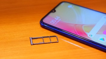 Redmi Note 8 menyediakan dual slot SIM Card dan microSD card. Foto: Adi Fida Rahman/detikINET