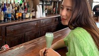 Lahir di tengah keluarga dengan finansial bagus tak membuat Krystal selalu tampil mewah. Kaos kasual selalu jadi andalannya saat santai. Lihat saja gayanya saat minum di kafe ini, sederhana banget. Foto: instagram Krystal Jung