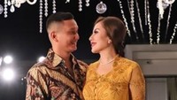 Bagoes diketahui memang memiliki tempat fitness sendiri. Ini kemesraannya ketika menghadiri pernikahan sang rekan. Foto: Emma Waroka dan Bagoes / Instagram